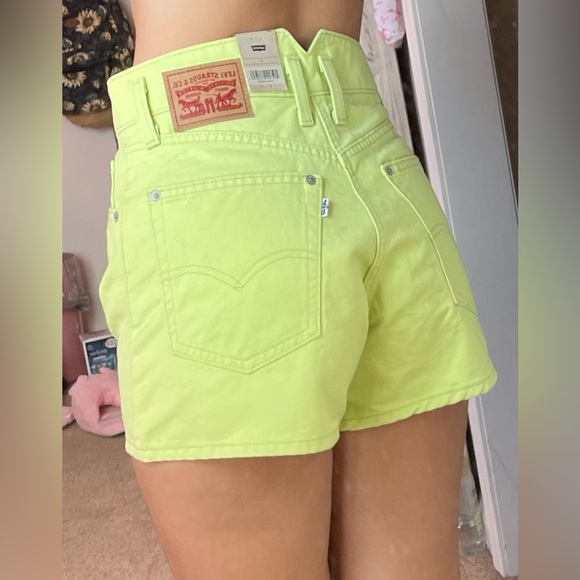 NWT Levi’s High Waisted Mom Shorts - Picture 6 of 14